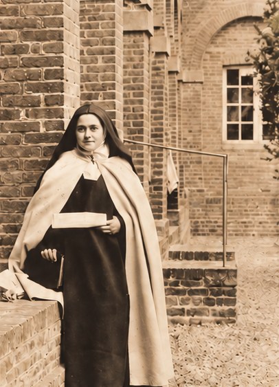 Santa Teresita en el patio del Carmelo de Lisieux